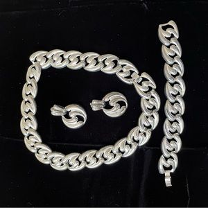 Silver colored 3 piece jewelry ensemble